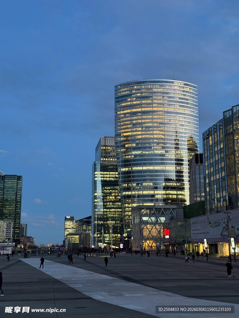 城市夜幕下的现代建筑景观