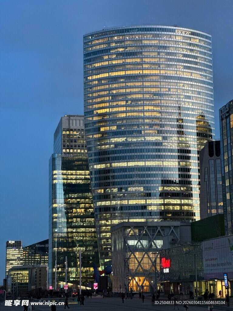 夜幕下的现代摩天大楼