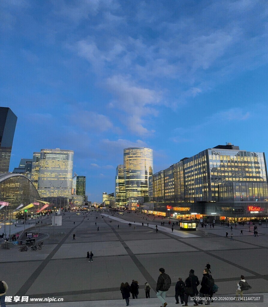 城市广场夜景 建筑灯火璀璨