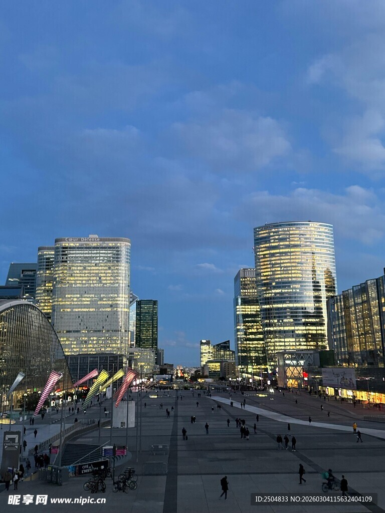 城市繁华街景与现代建筑