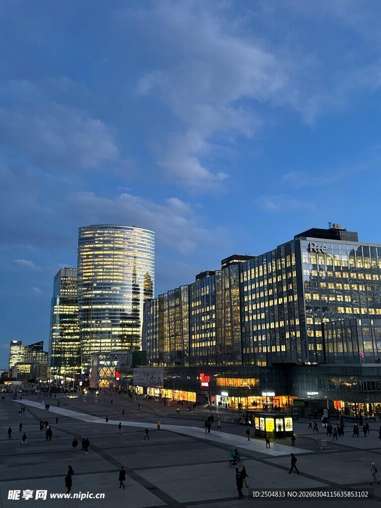 城市夜景中的现代建筑群