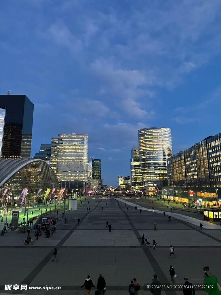 城市广场黄昏时的热闹景象