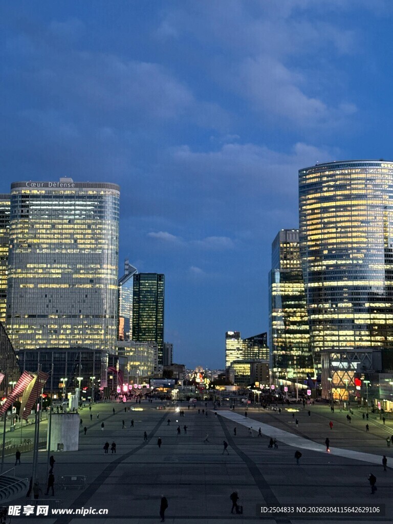 城市夜景下的繁华街道