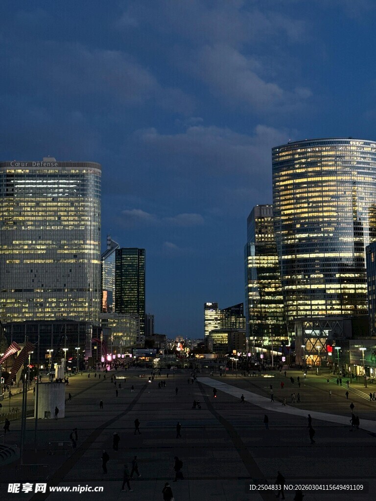 城市夜幕下的璀璨高楼