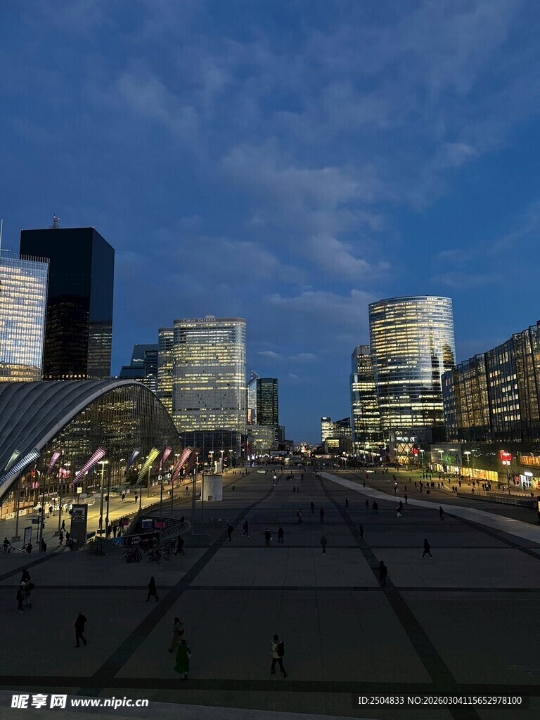 城市广场夜景 现代建筑林立