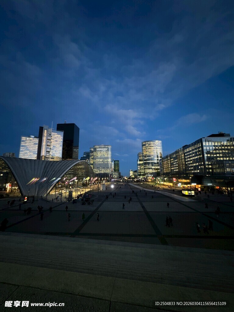 城市夜景下的建筑轮廓