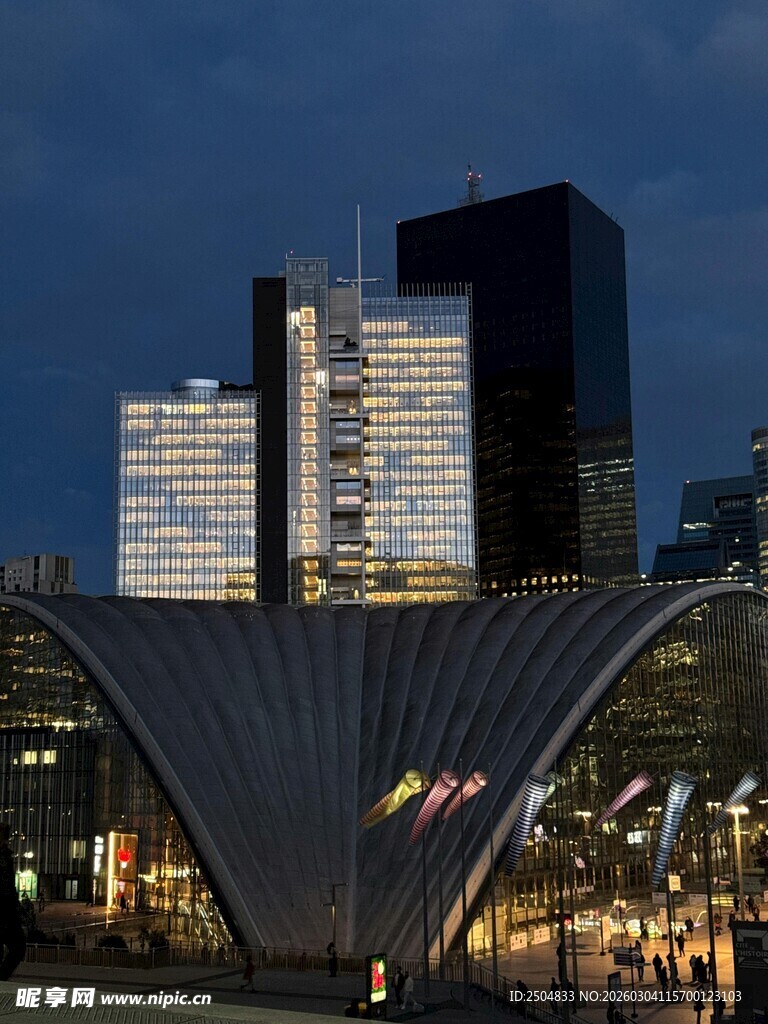 夜幕下的独特现代建筑