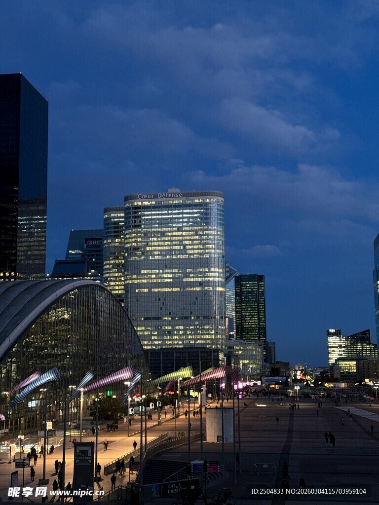 城市夜景下的璀璨建筑群