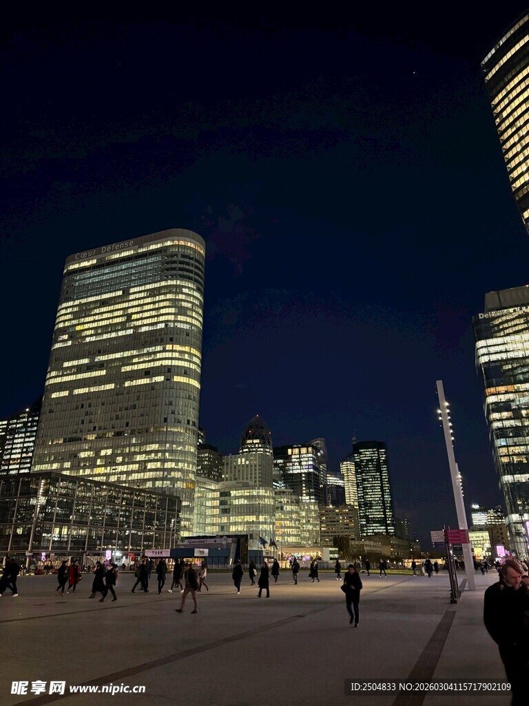 都市夜景下的繁华街道