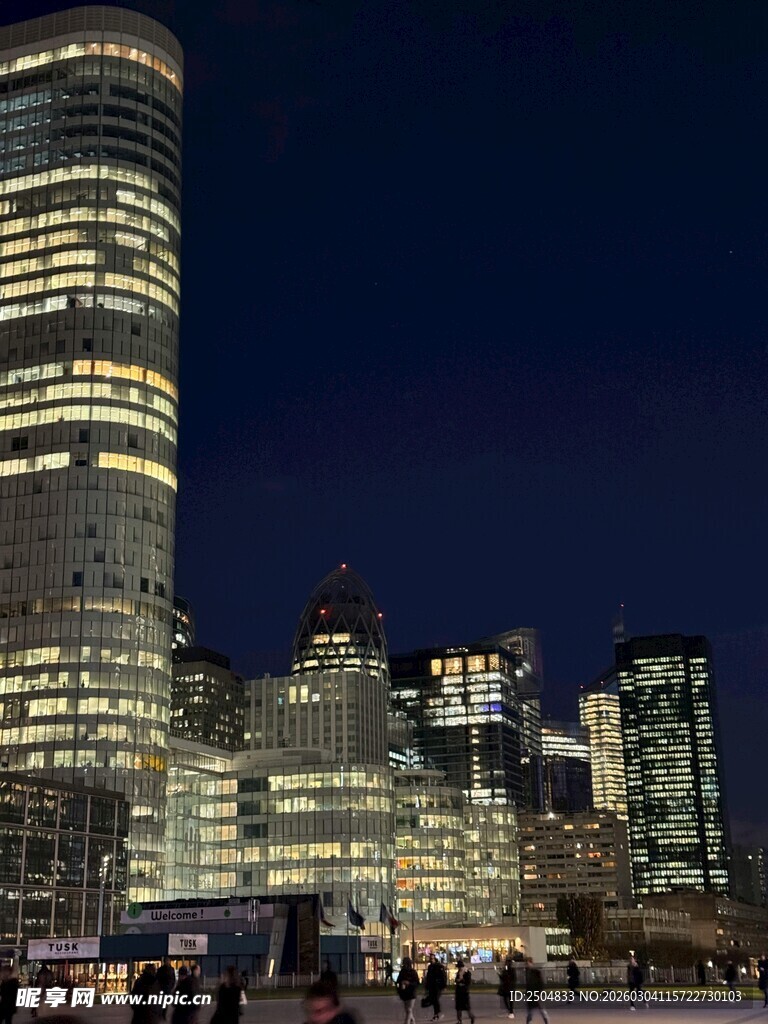 城市夜景中的摩天大楼