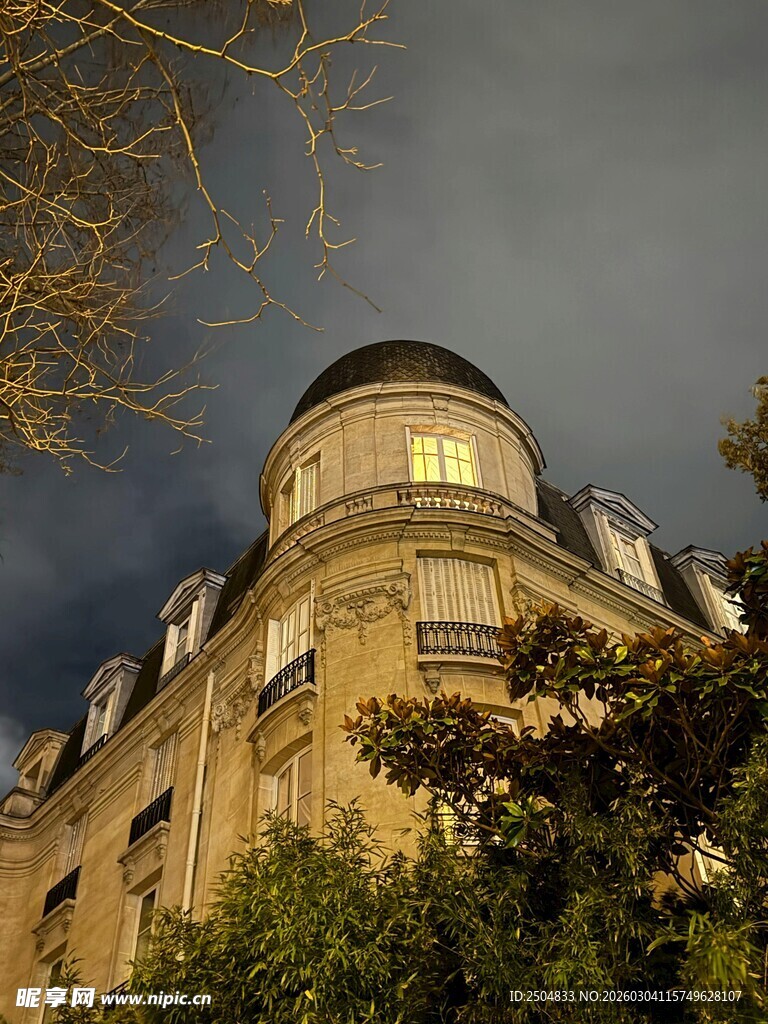 夜幕下的欧式复古建筑