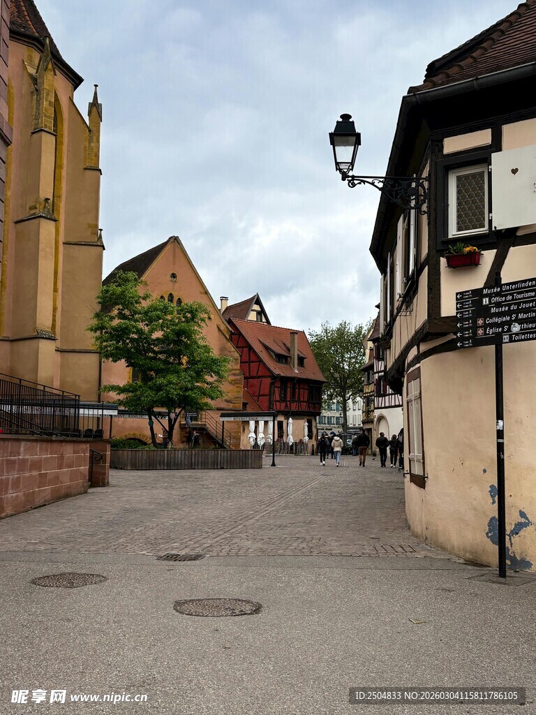  洲小镇静谧街道景象