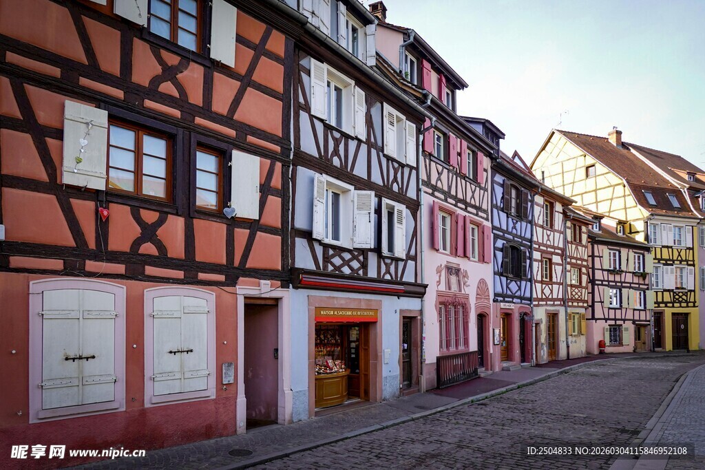  洲彩色木筋房街道景观