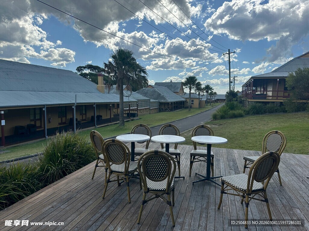 户外木质露台休闲桌椅景观