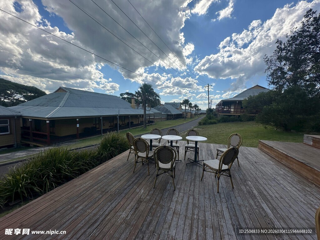 户外木质露台休闲场景