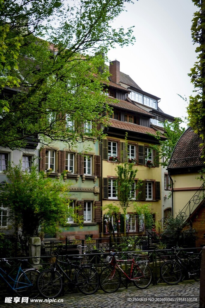  洲小镇的多彩古朴建筑