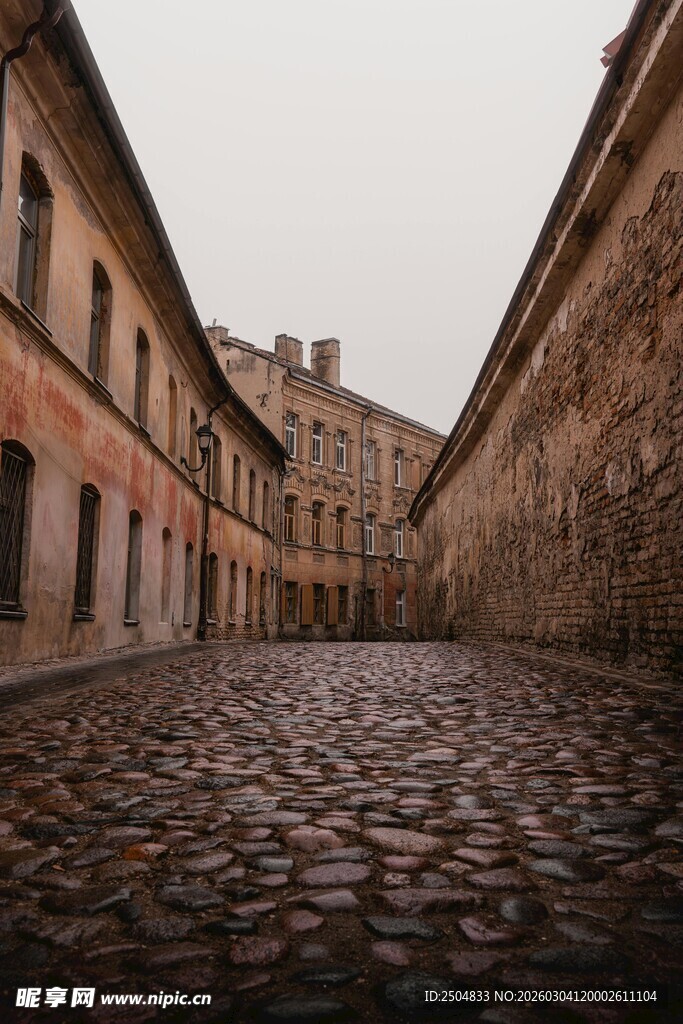 古老石铺小巷 静谧建筑