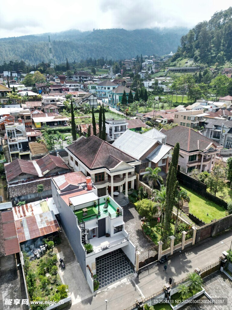 俯瞰山间小镇建筑景观