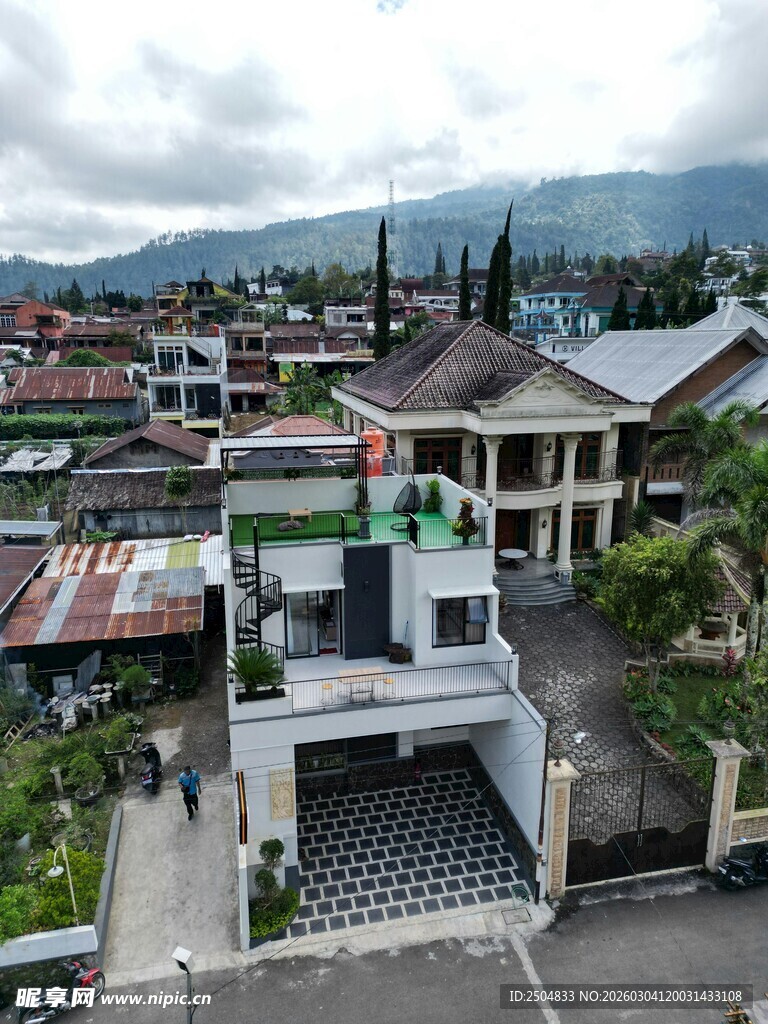 俯瞰多彩 居与远山景致