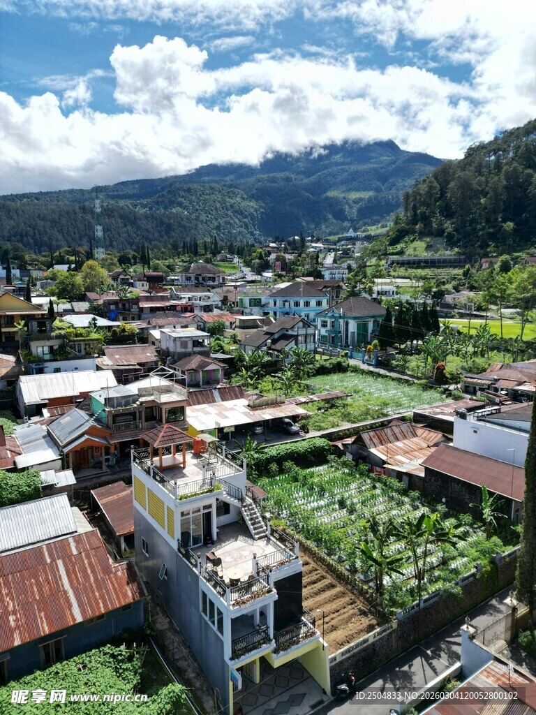 俯瞰山间多彩 居村落
