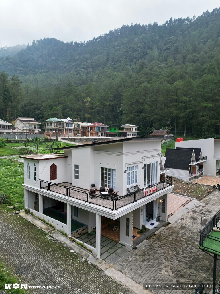 山间乡村住宅俯瞰景象