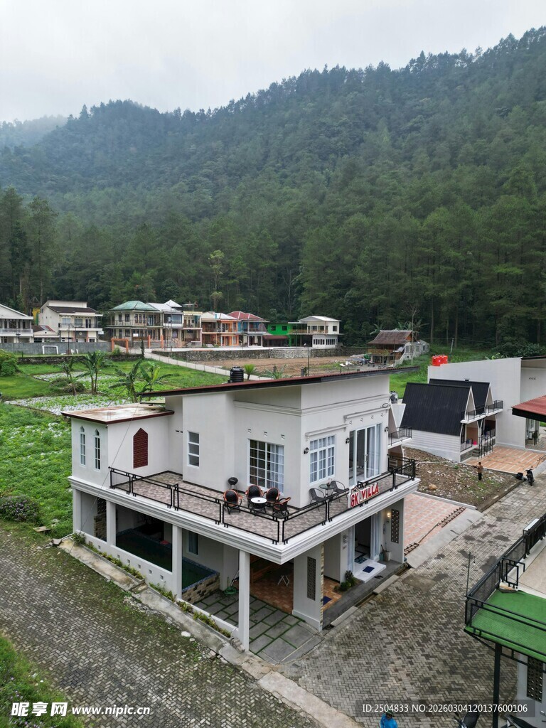 湖畔乡村建筑风景
