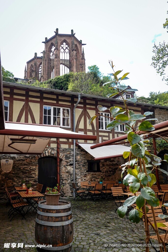 欧式庭院中的古朴建筑景观