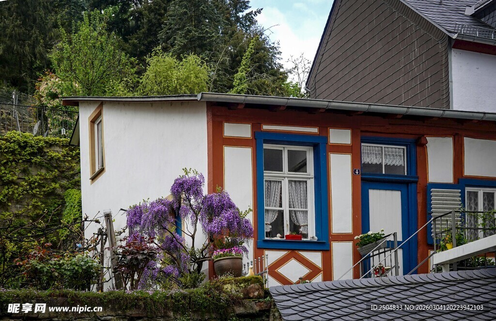 彩色门窗的温馨小屋