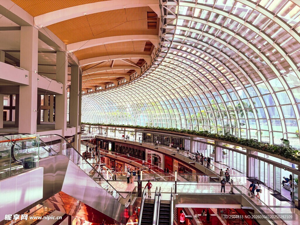 现代商场内部全景