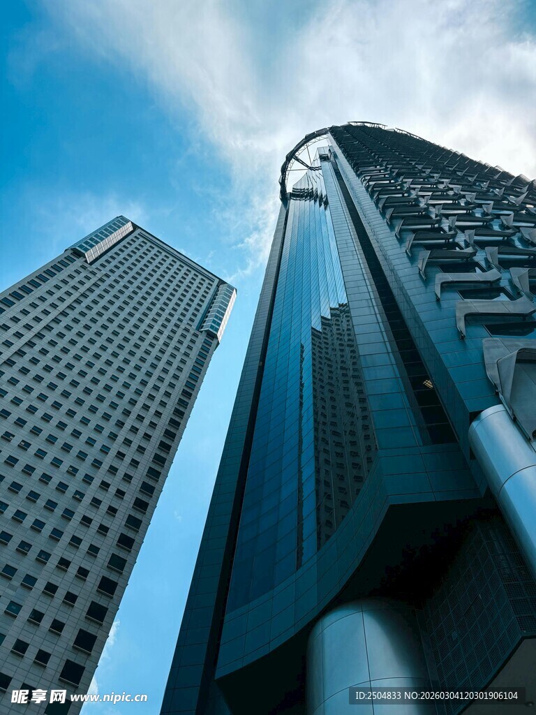 仰视都市摩天大楼景观
