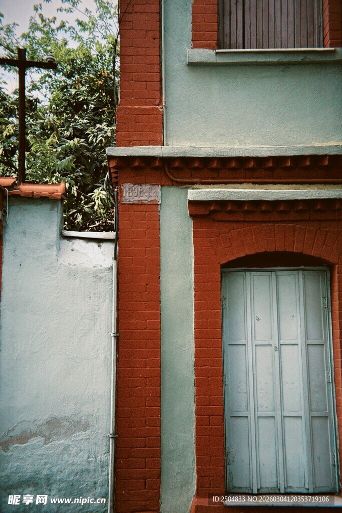 复古风格的建筑门窗一角