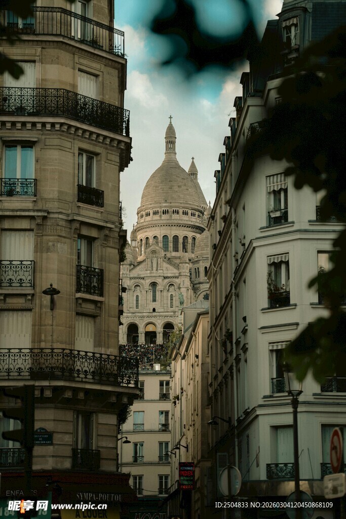 巴黎街道上的经典建筑景观