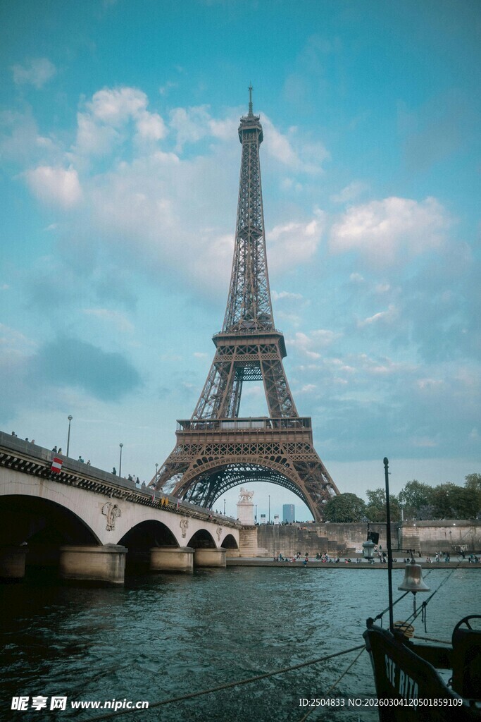 埃菲尔铁塔下的河畔风光