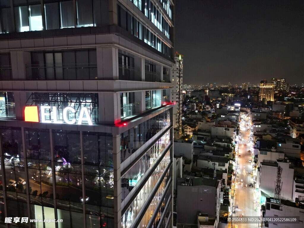 夜晚城市中亮灯的高楼景观