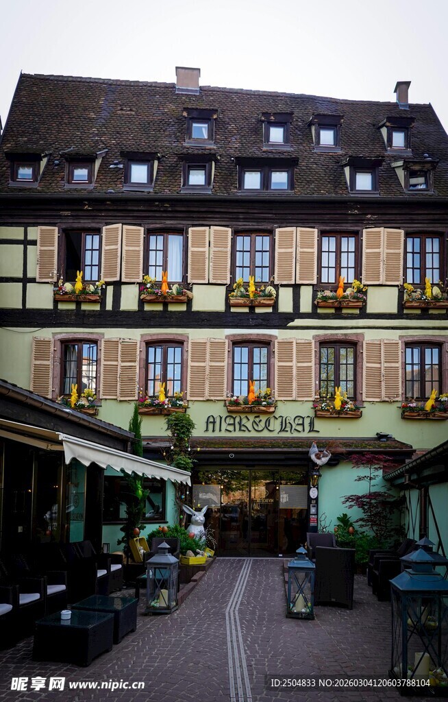  洲小镇街边的特色建筑