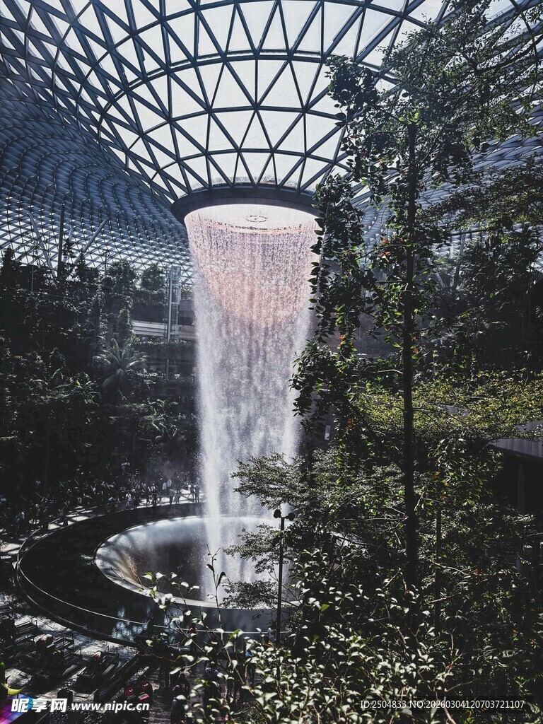 新加坡樟宜机场室内瀑布景观