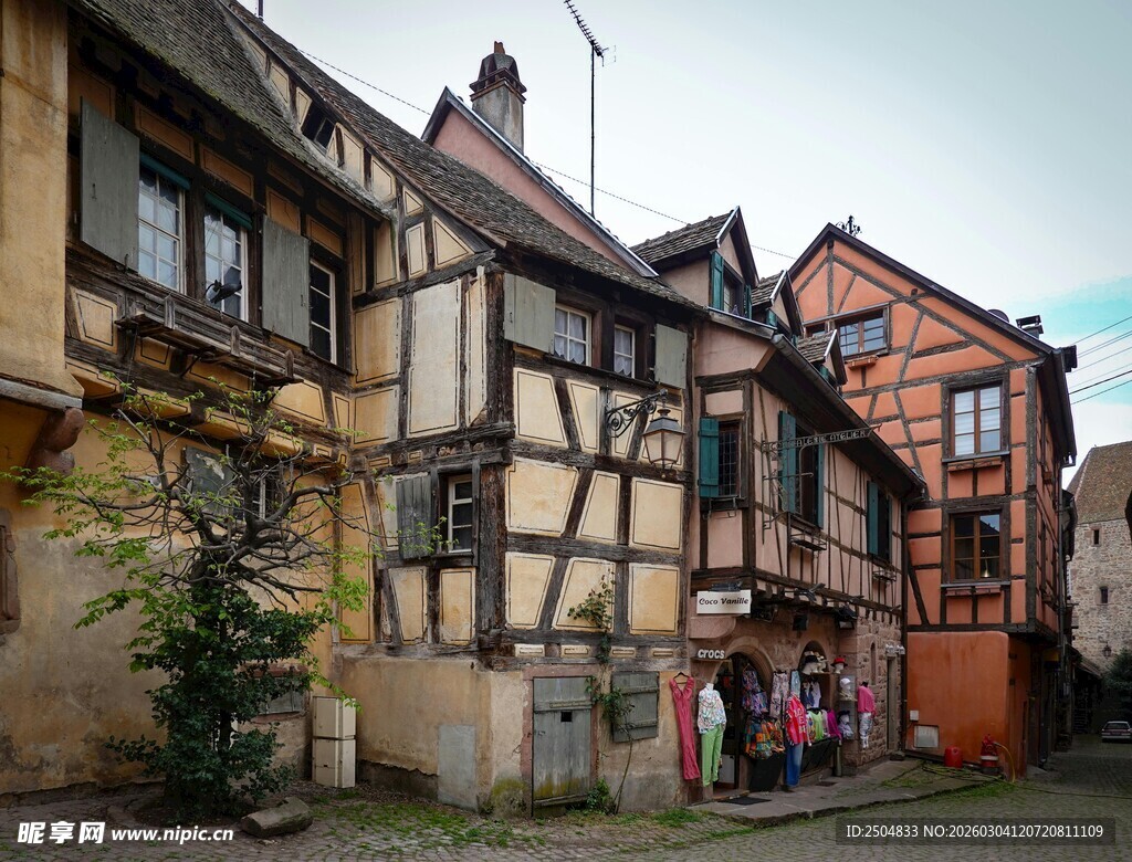  洲小镇特色木质建筑街景