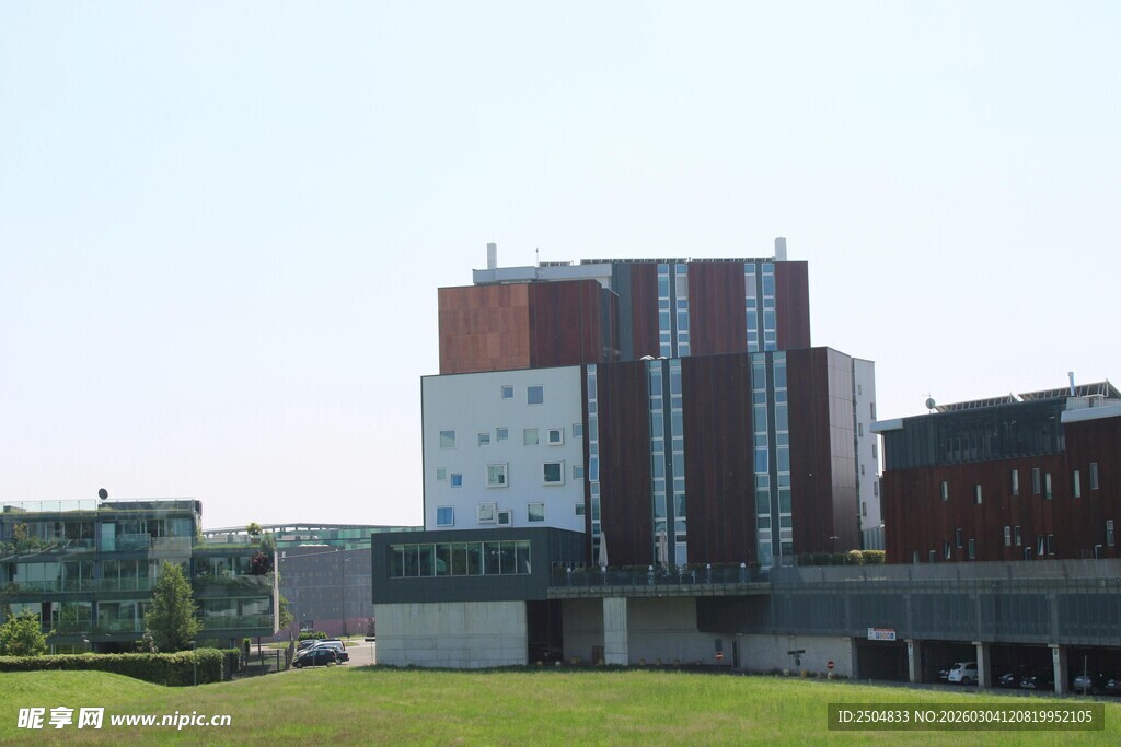 现代风格建筑与绿地景观