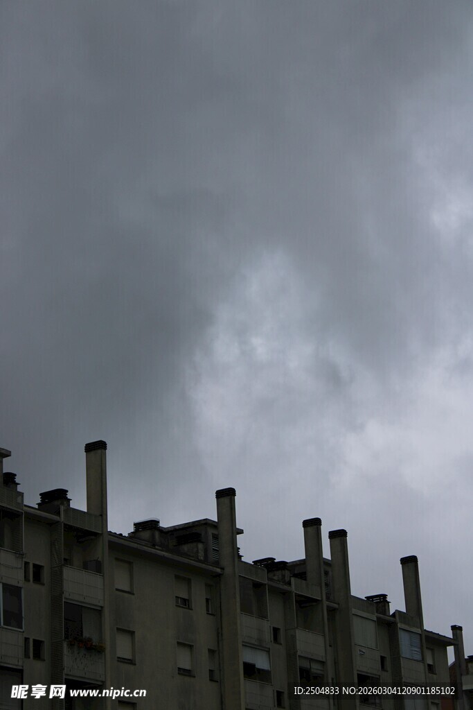 乌云笼罩下 居民楼