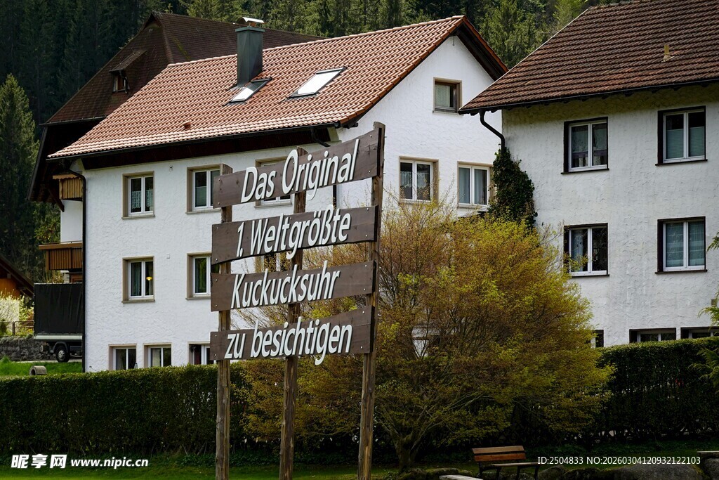 乡村路旁的指示牌与房屋