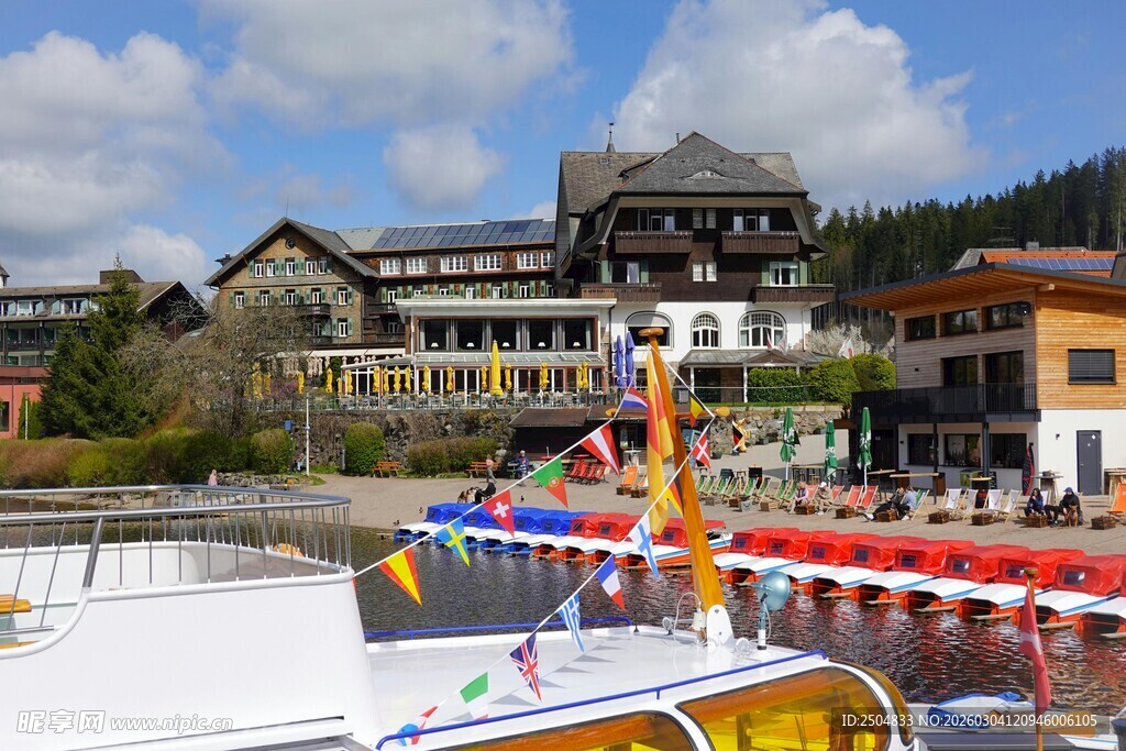 湖畔多彩船只与欧式建筑