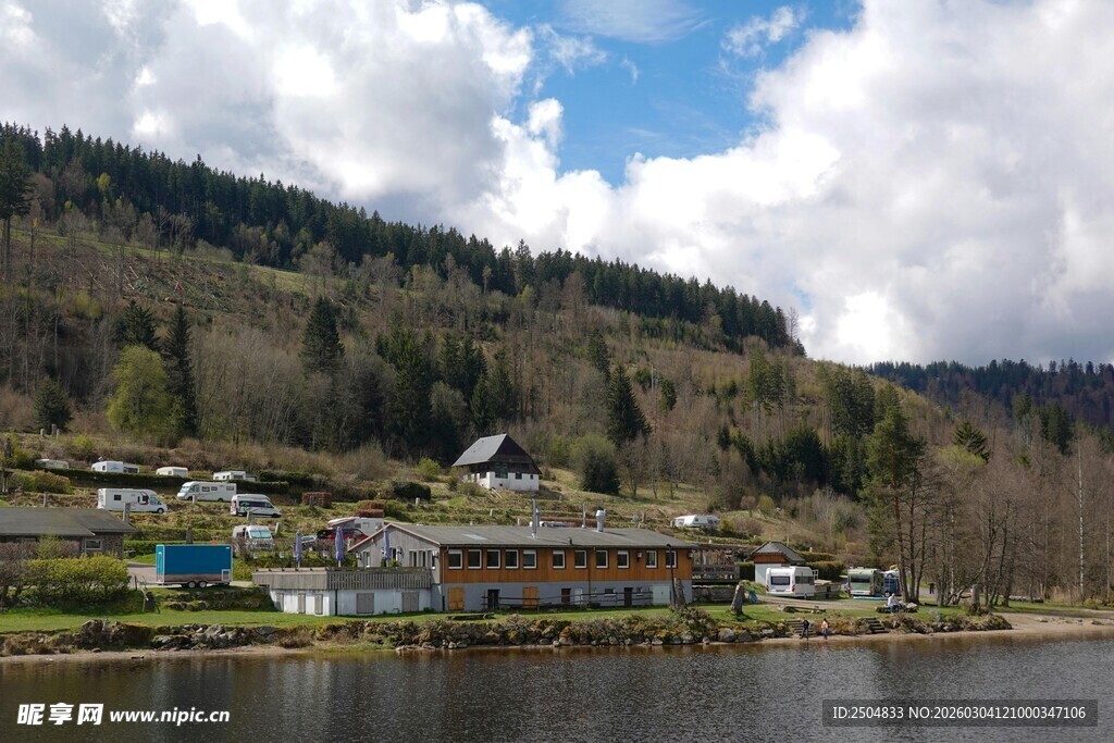 湖畔山间美景