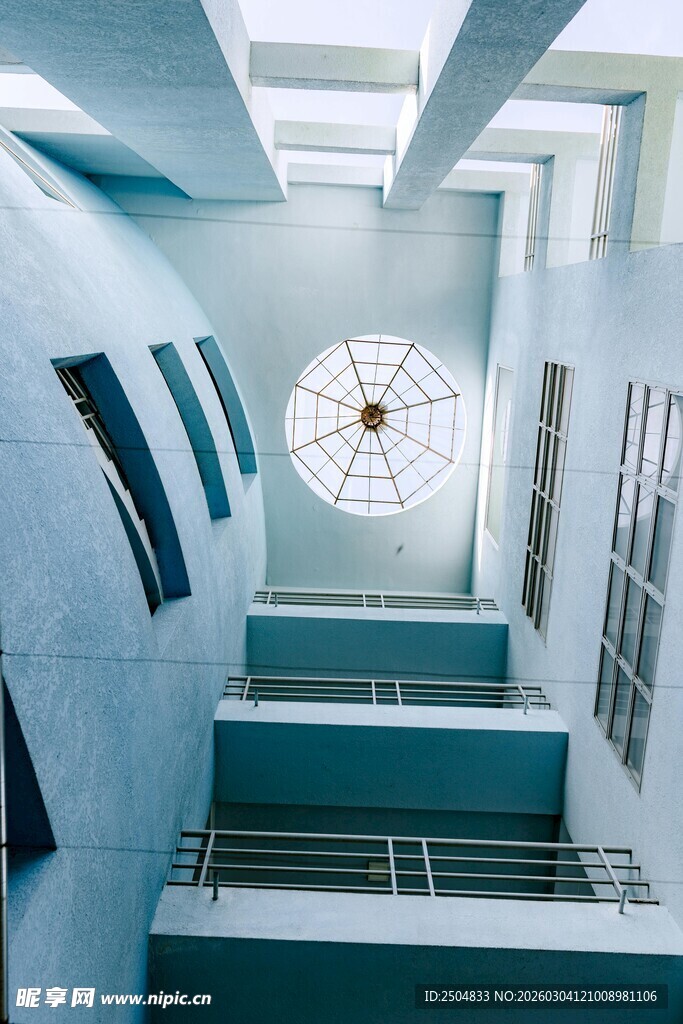 蓝色建筑内部的独特结构