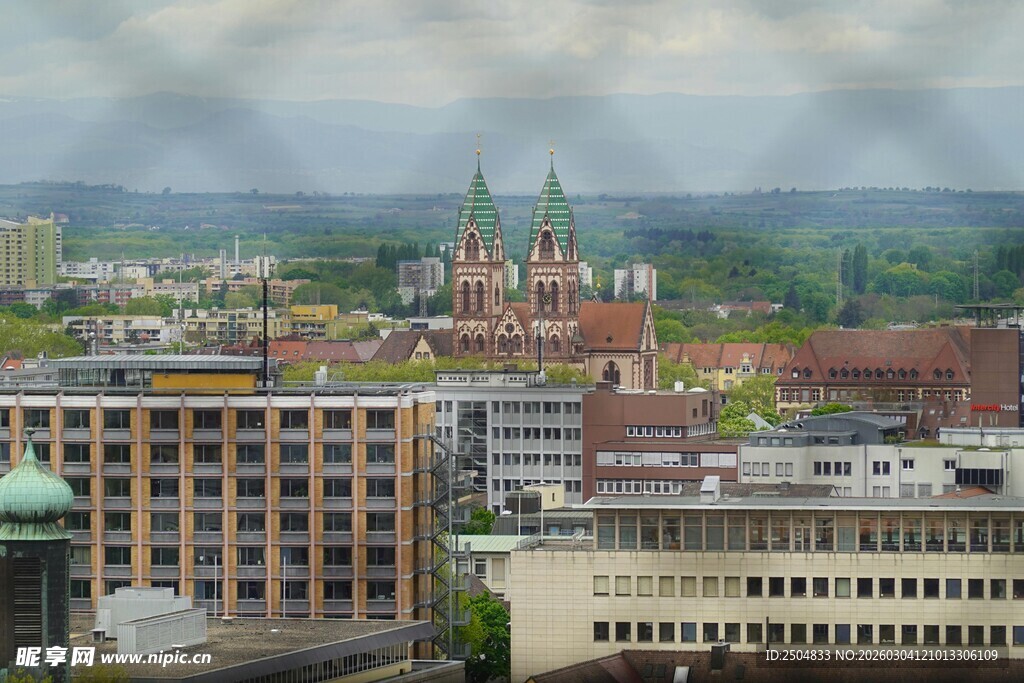 城市景观中的古典与现代建筑