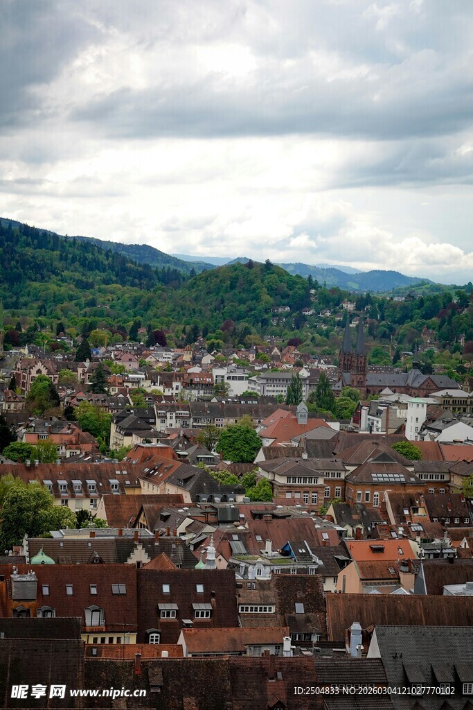 俯瞰山城小镇的美丽景致