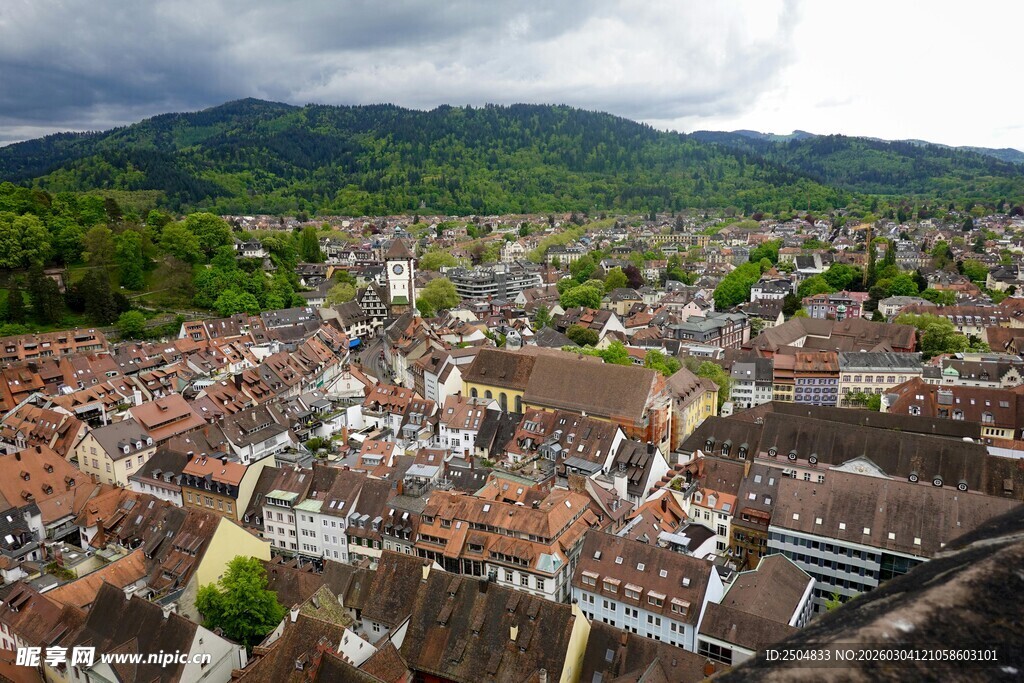 俯瞰古朴美丽的小镇风光