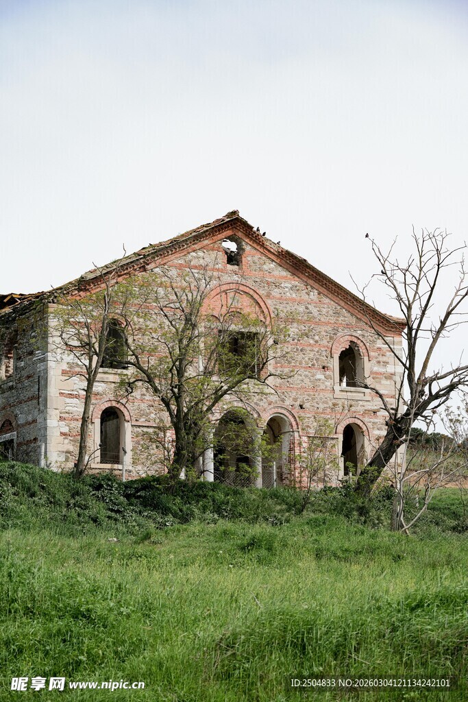 古老石屋立于绿野之中