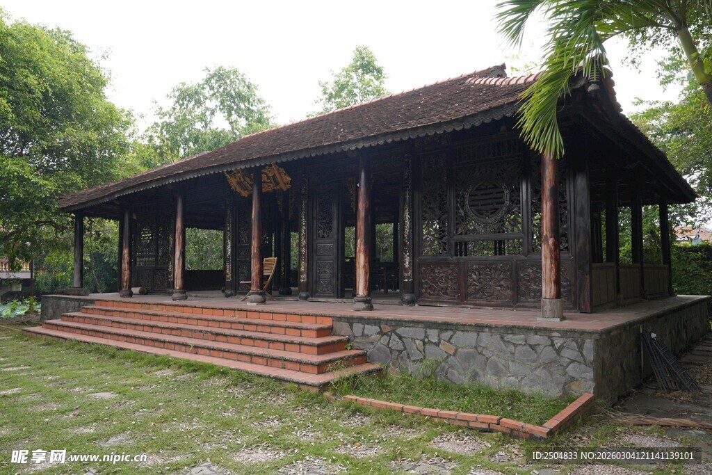 古朴木质庭院小屋