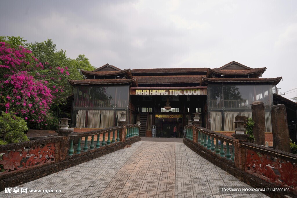 中式古建大门 繁花相伴