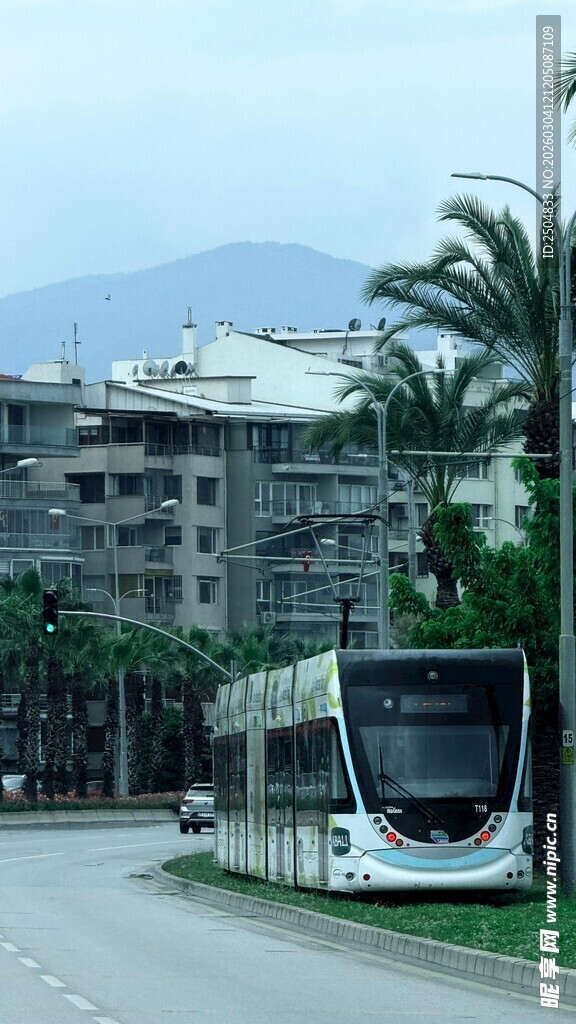 城市街道上的现代有轨电车